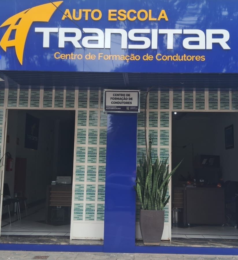 Fachada da Autoescola Transitar na Rua Israel Pinheiro, 3984